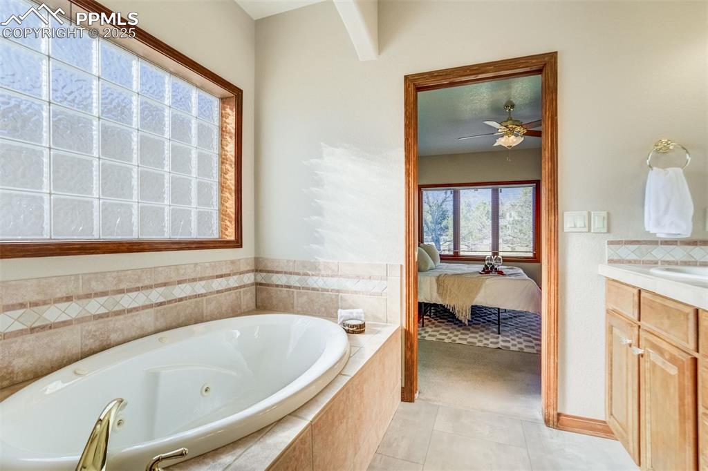 Image 23 of 49: Soaking tub