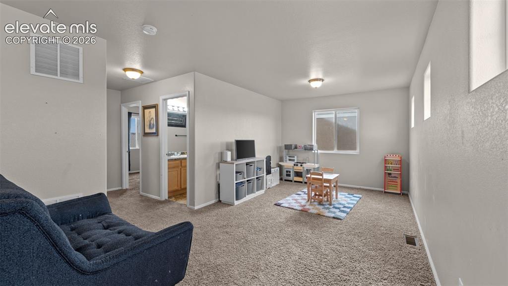 Image 19 of 31: Living Room