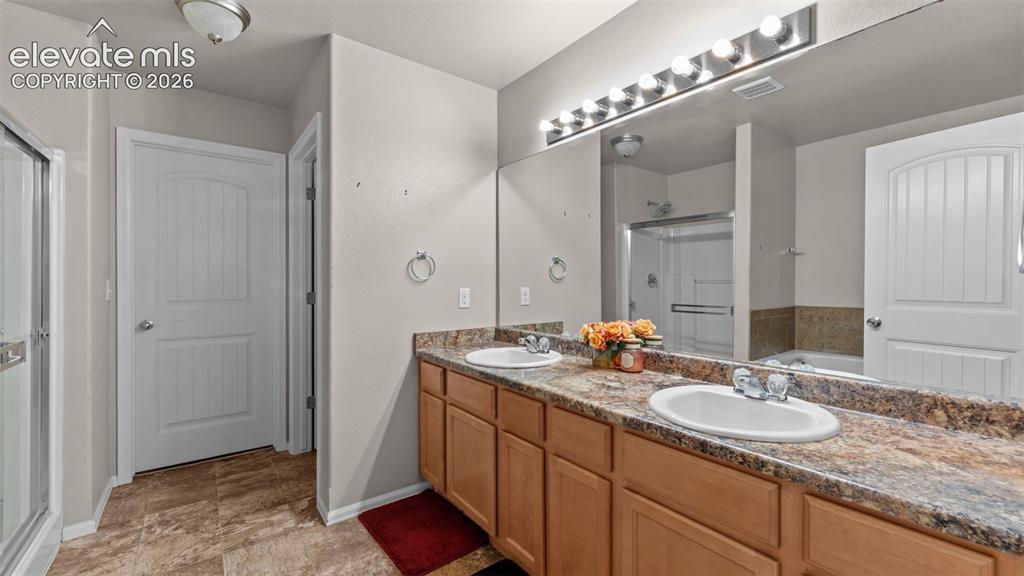 Image 25 of 31: Bathroom