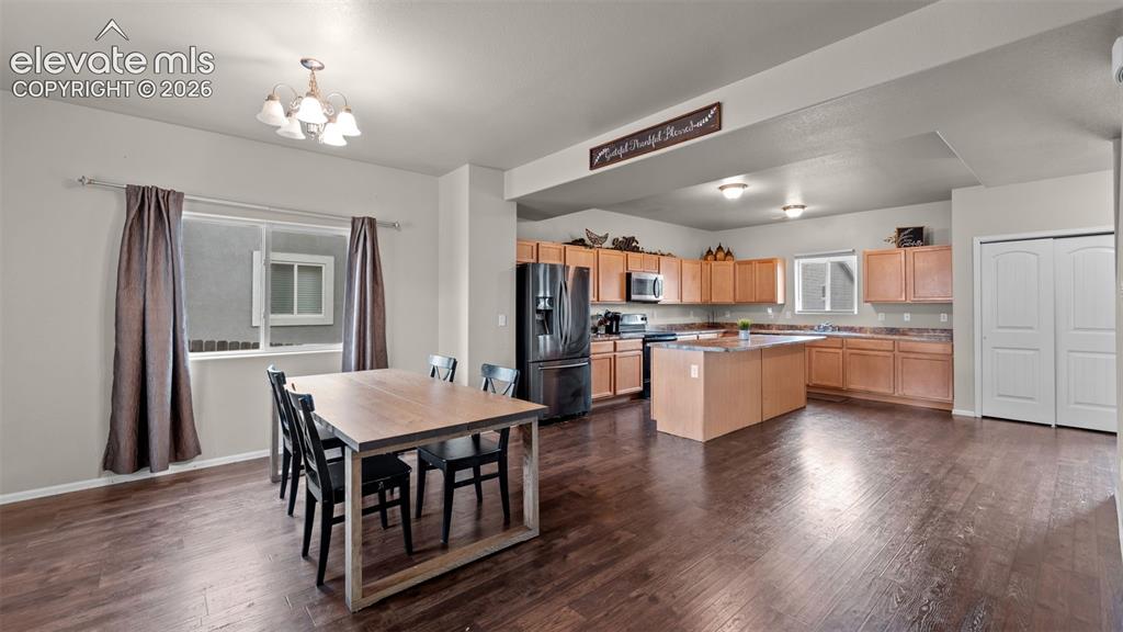 Image 3 of 31: Dining Area