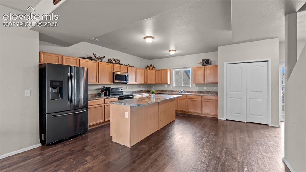 Image 4 of 31: Kitchen