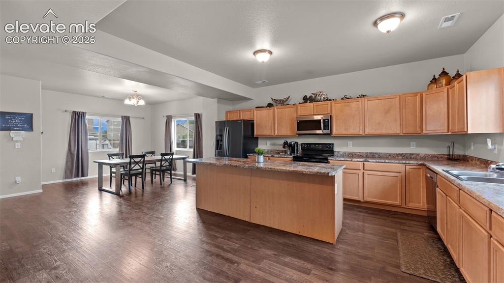 Image 5 of 31: Kitchen