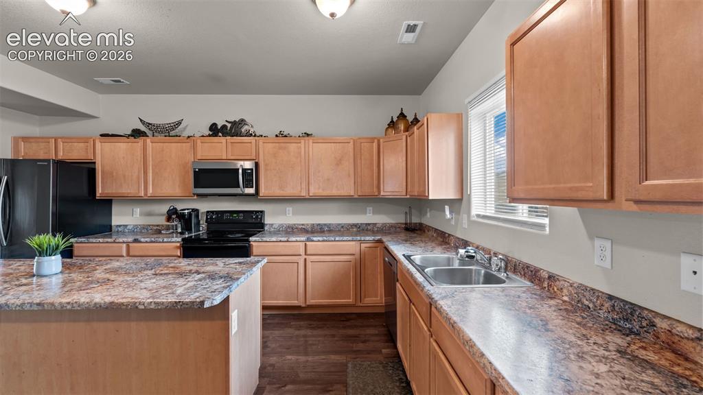 Image 6 of 31: Kitchen