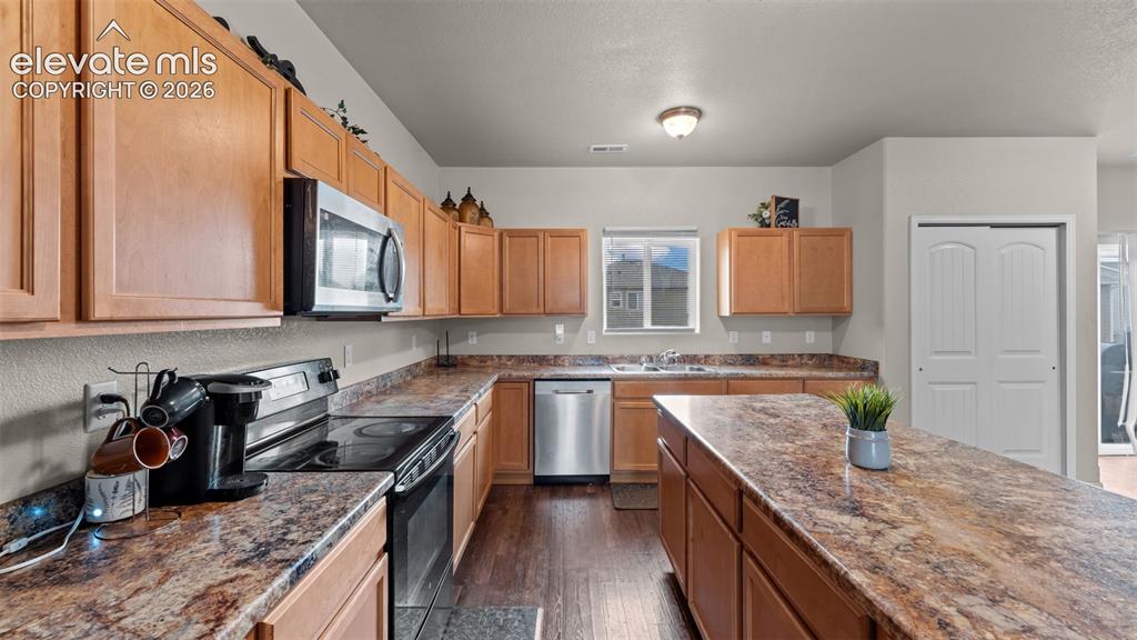 Image 7 of 31: Kitchen