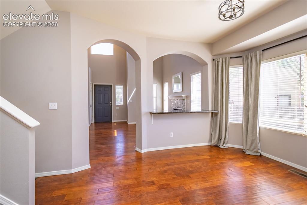 Image 11 of 50: Dining Room