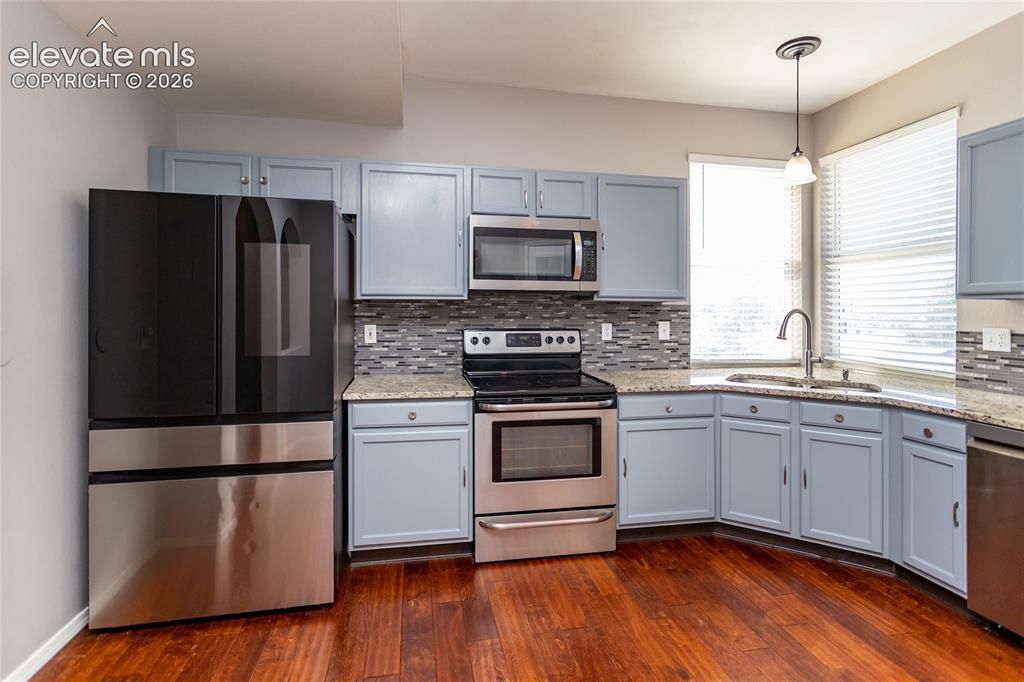 Image 15 of 50: Kitchen