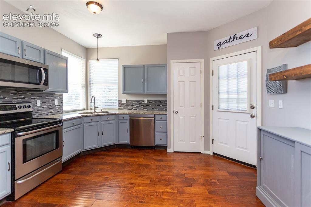 Image 17 of 50: Kitchen