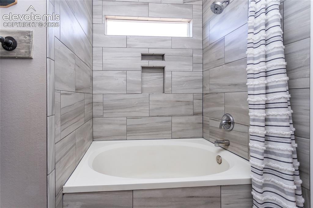 Image 25 of 50: Larger soaking tub