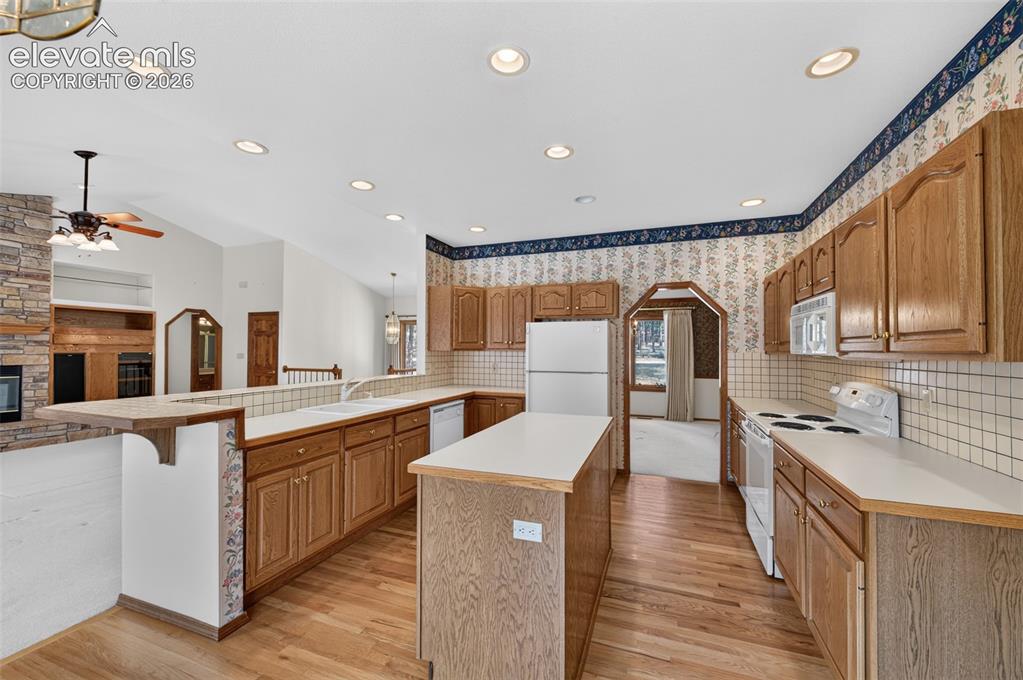 Image 11 of 50: Kitchen