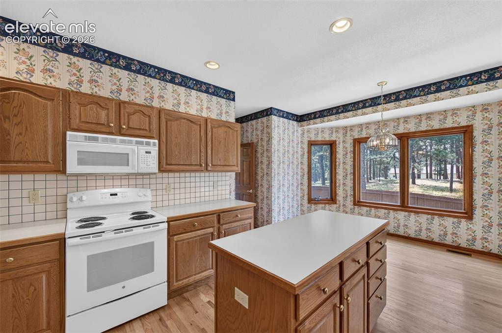 Image 12 of 50: Kitchen