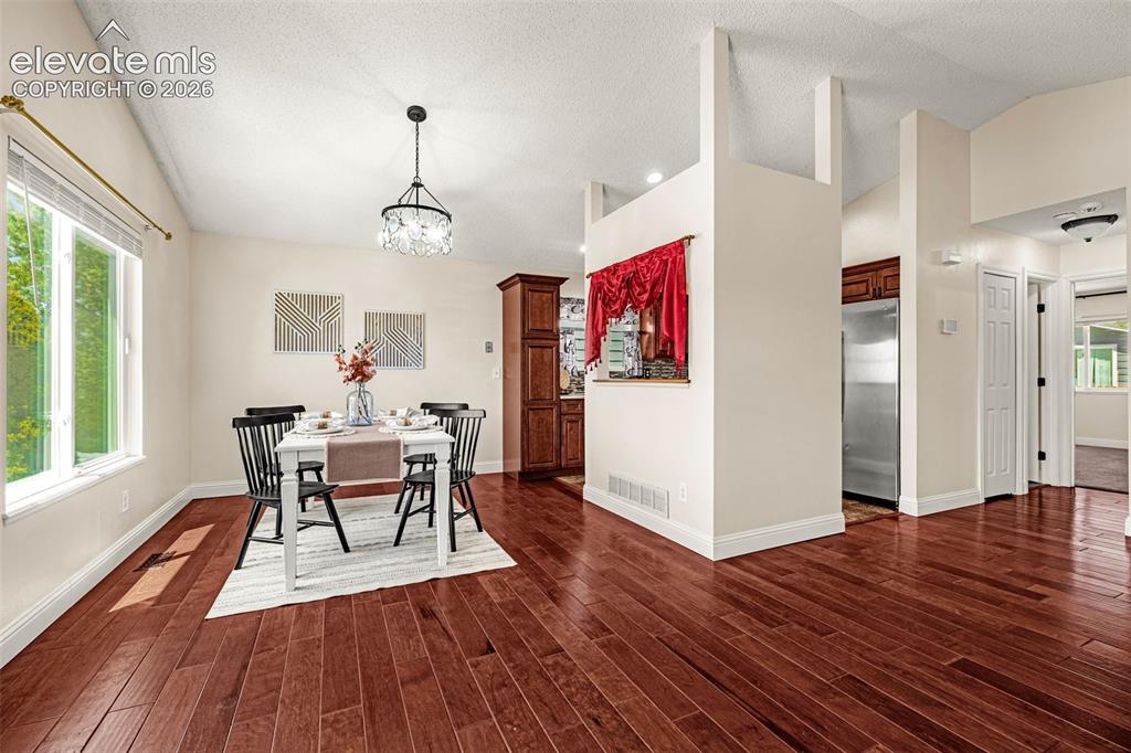 Image 10 of 49: Dining Area