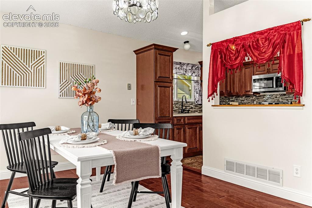 Image 11 of 49: Dining Area