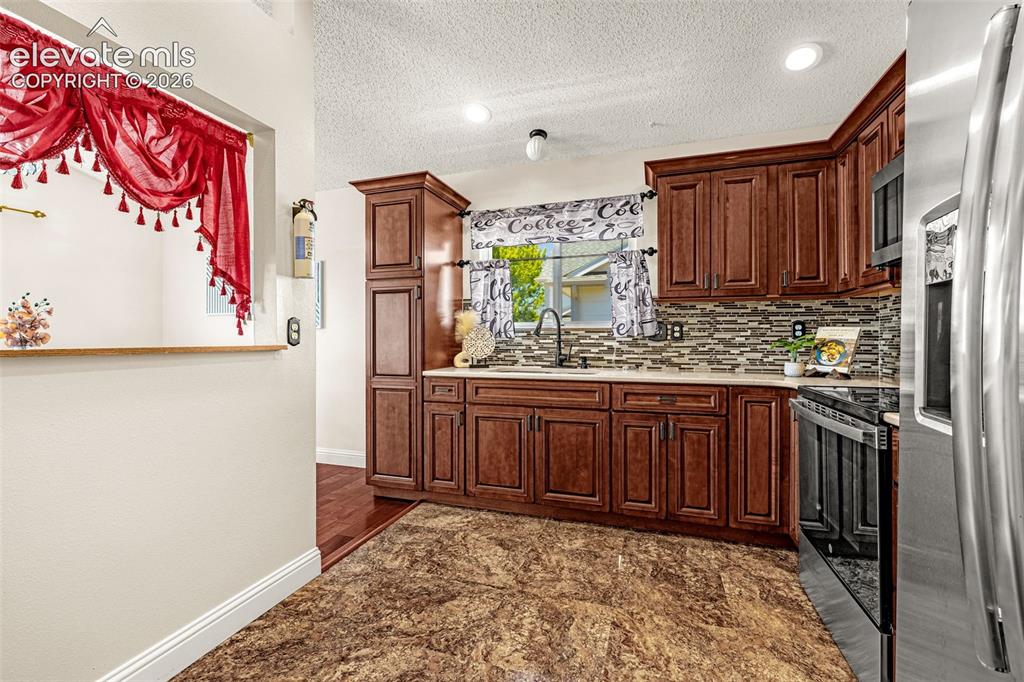 Image 14 of 49: Kitchen