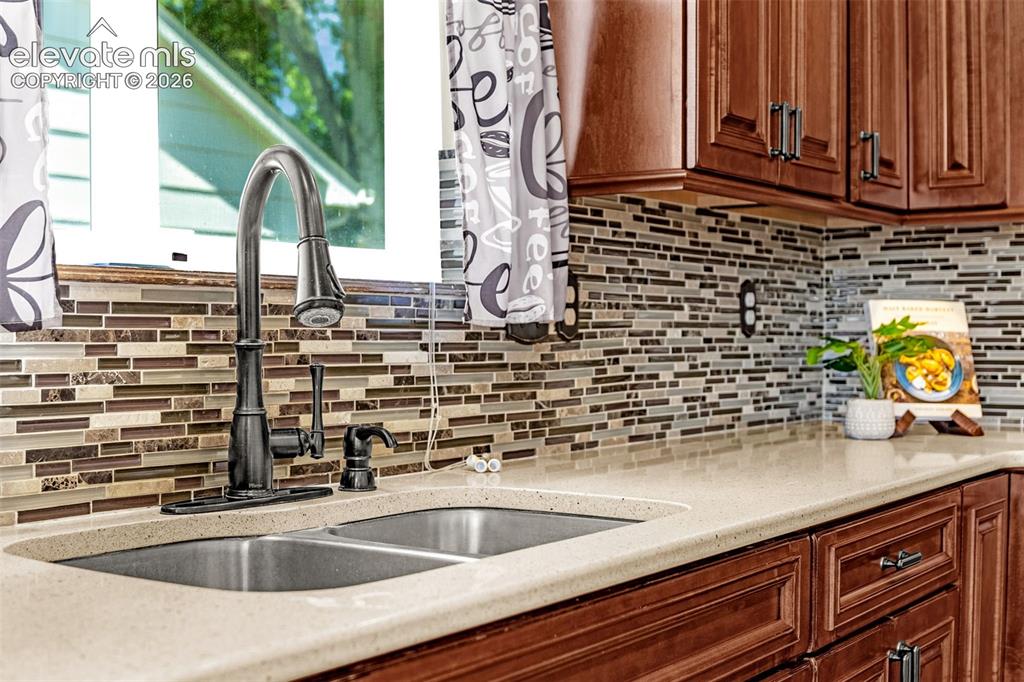 Image 15 of 49: Kitchen