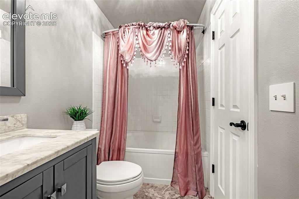 Image 22 of 49: Bathroom