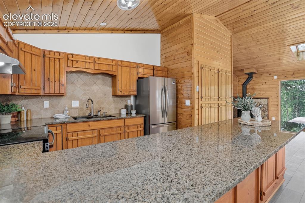 Image 10 of 19: Kitchen