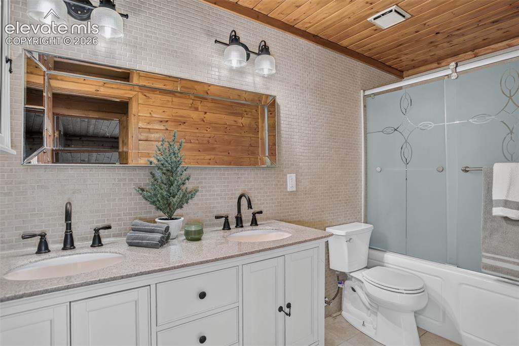 Image 14 of 19: Bathroom
