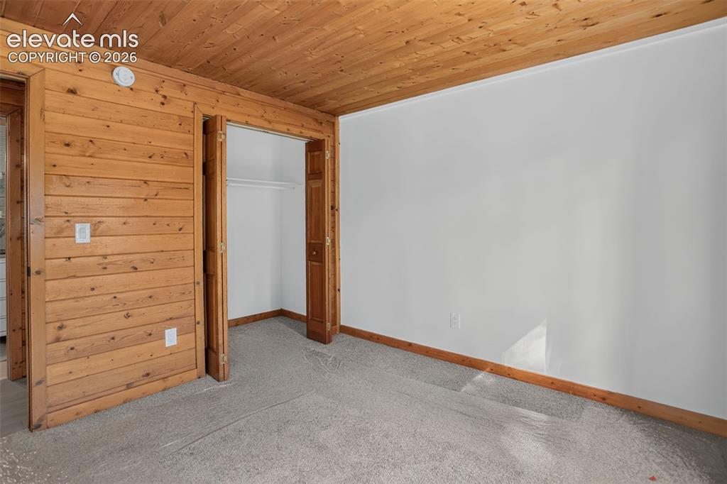 Image 15 of 19: Bedroom