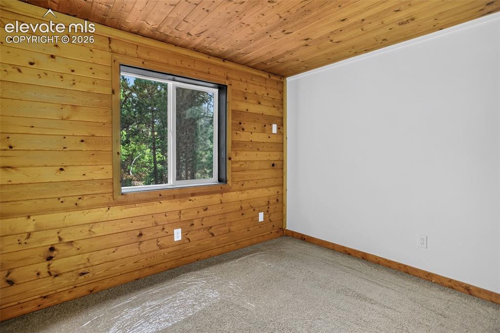 Image 16 of 19: Bedroom