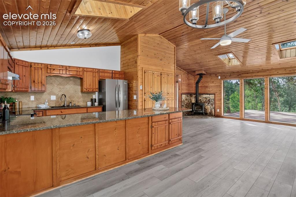 Image 4 of 19: Kitchen