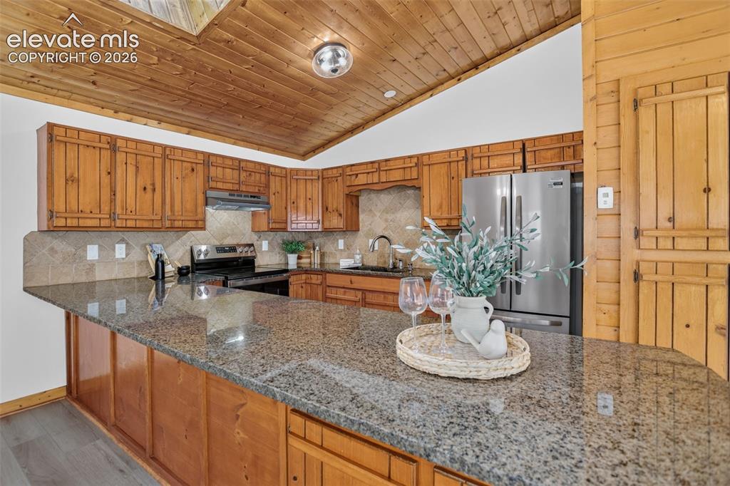 Image 9 of 19: Kitchen