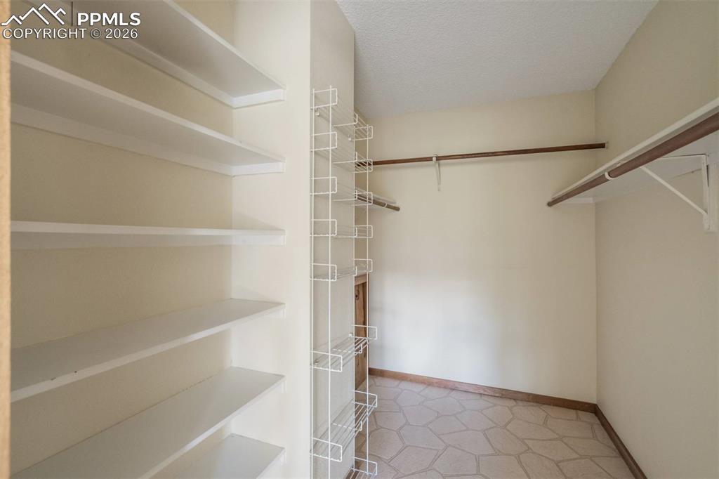 Image 17 of 50: Closet