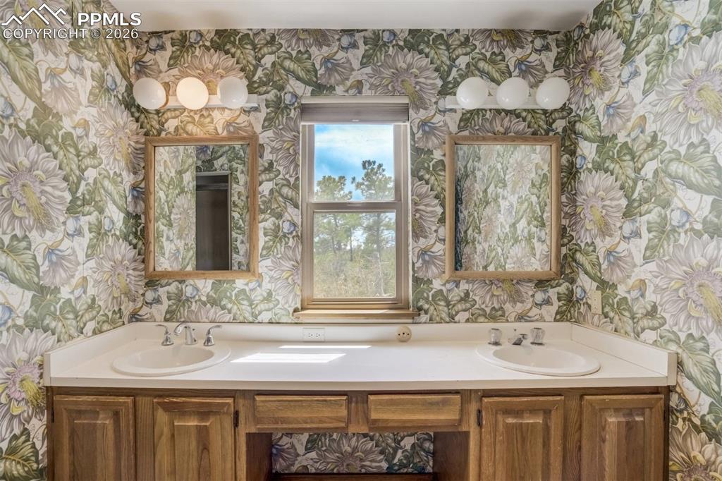 Image 18 of 50: Bathroom