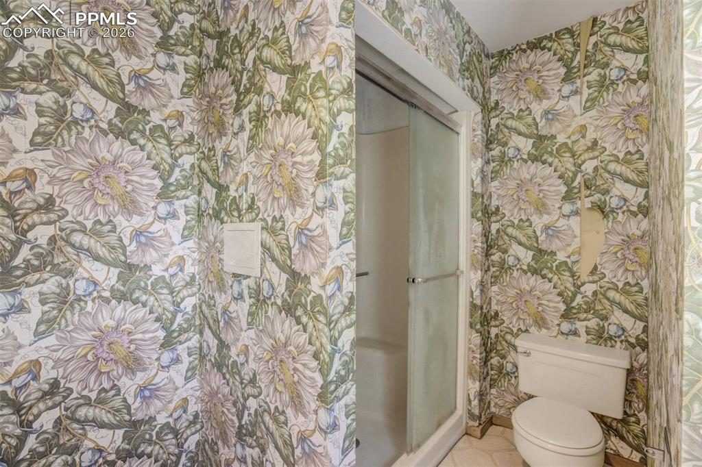 Image 19 of 50: Bathroom