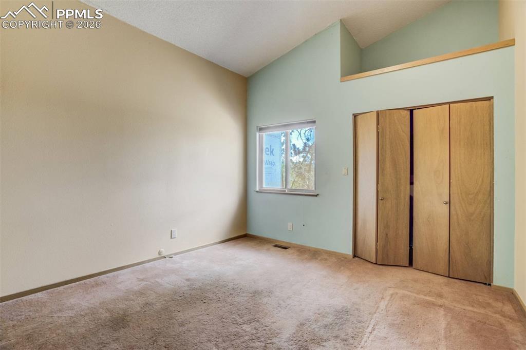 Image 22 of 50: Bedroom