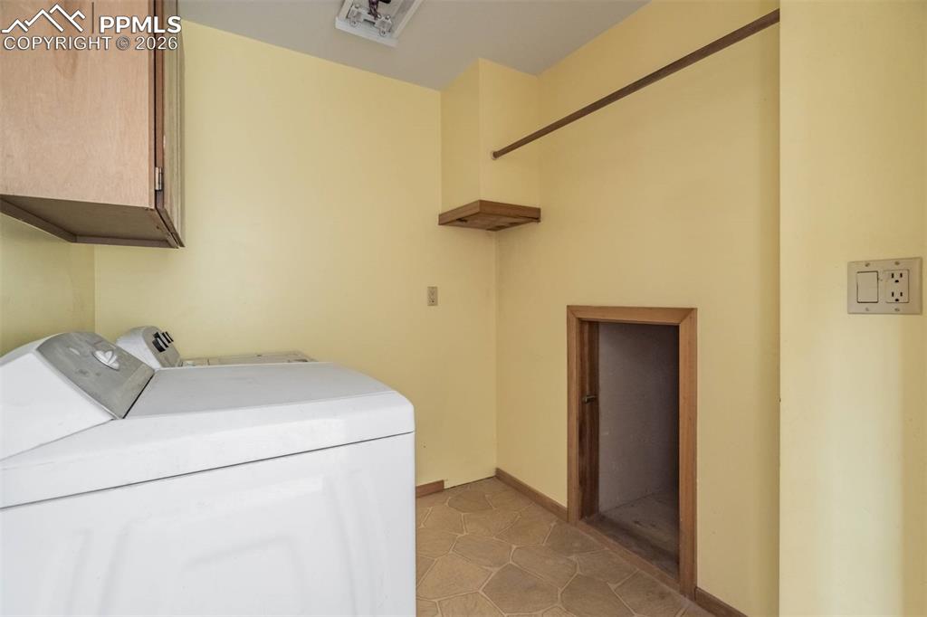 Image 25 of 50: Laundry