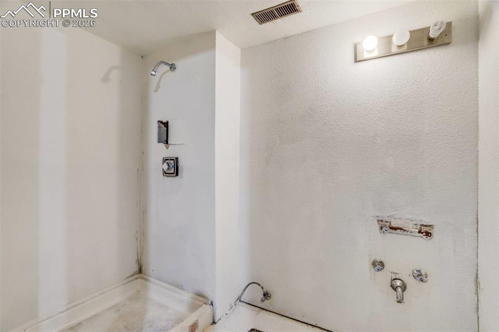 Image 35 of 50: Bathroom