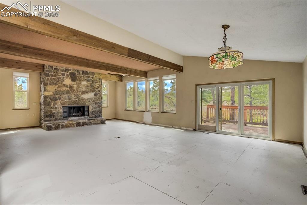 Image 43 of 50: Living Room