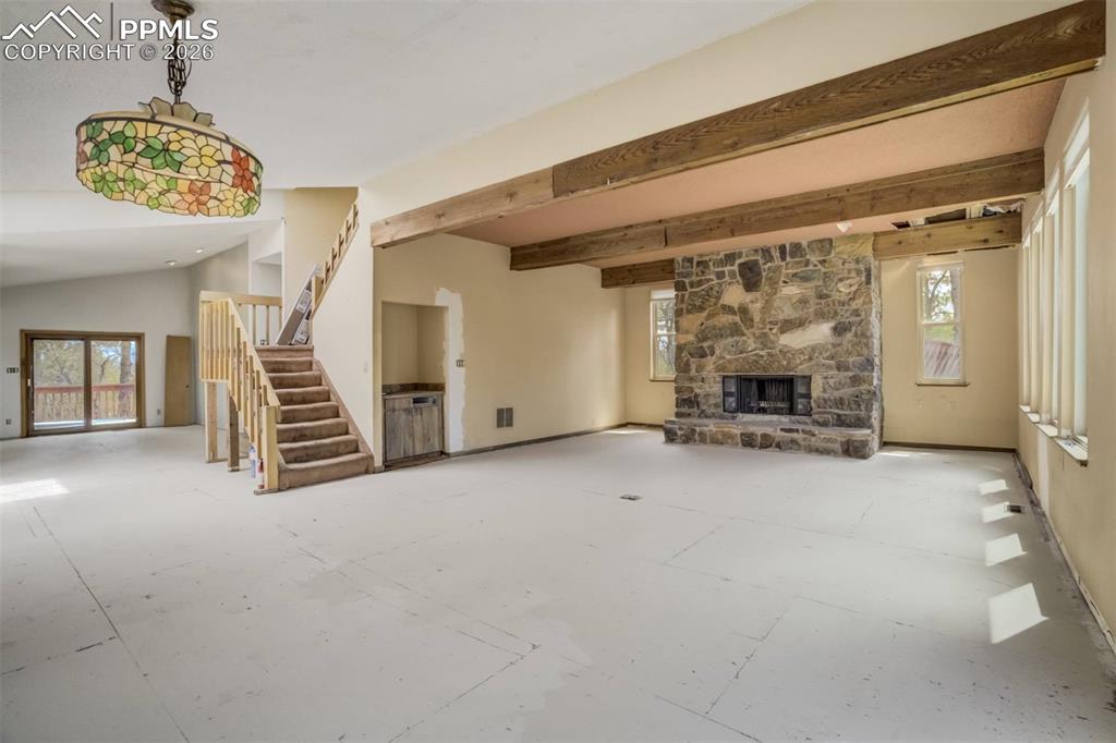 Image 6 of 50: Living Room