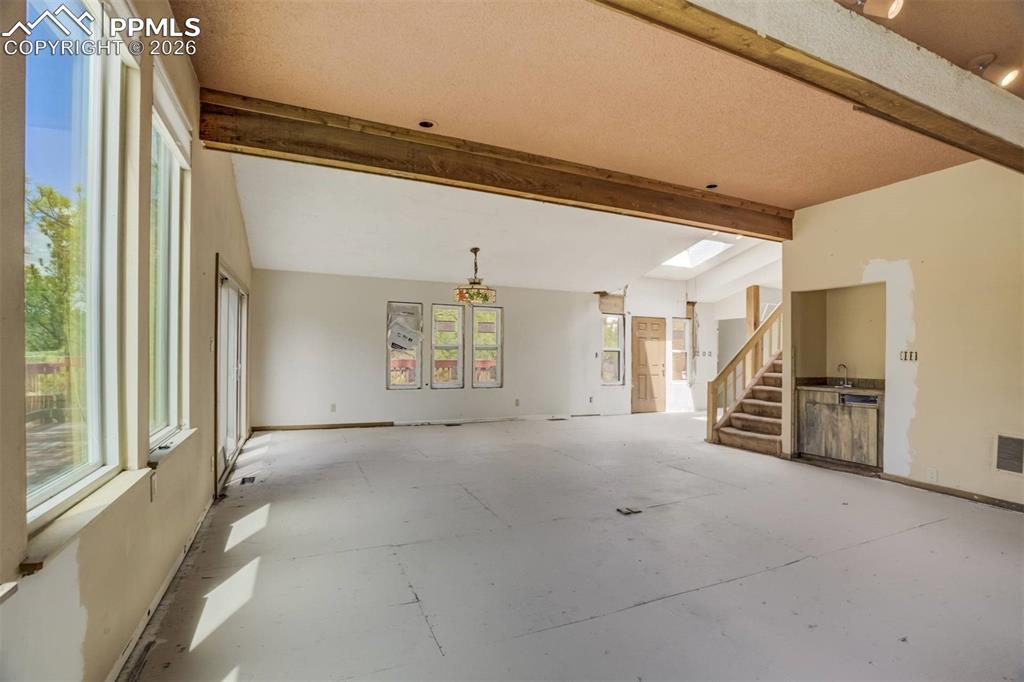 Image 7 of 50: Garage