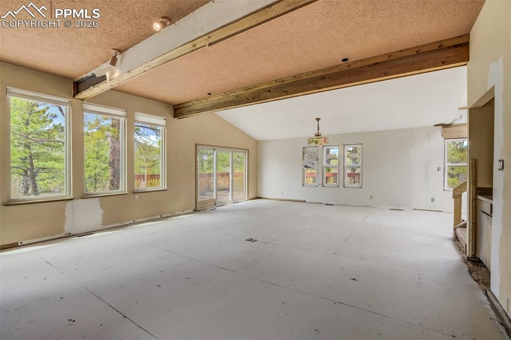 Image 8 of 50: Living Room