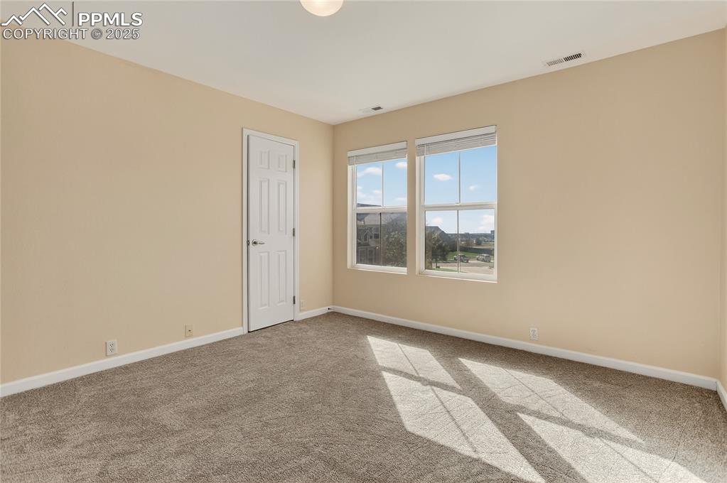 Image 15 of 25: Primary w/ en-suite full bath