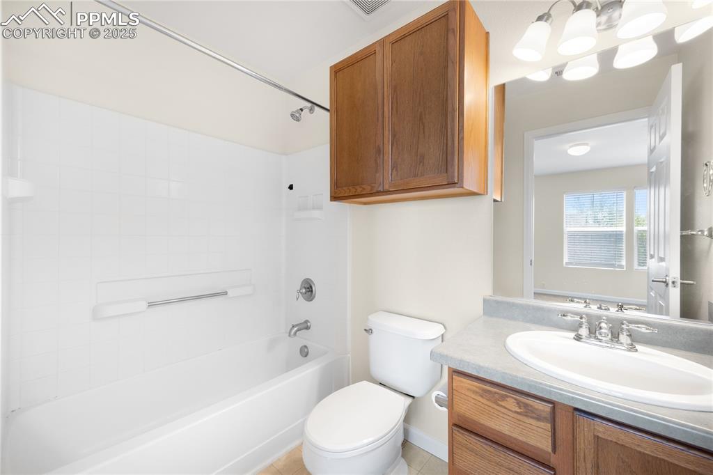 Image 17 of 25: Primary bathroom