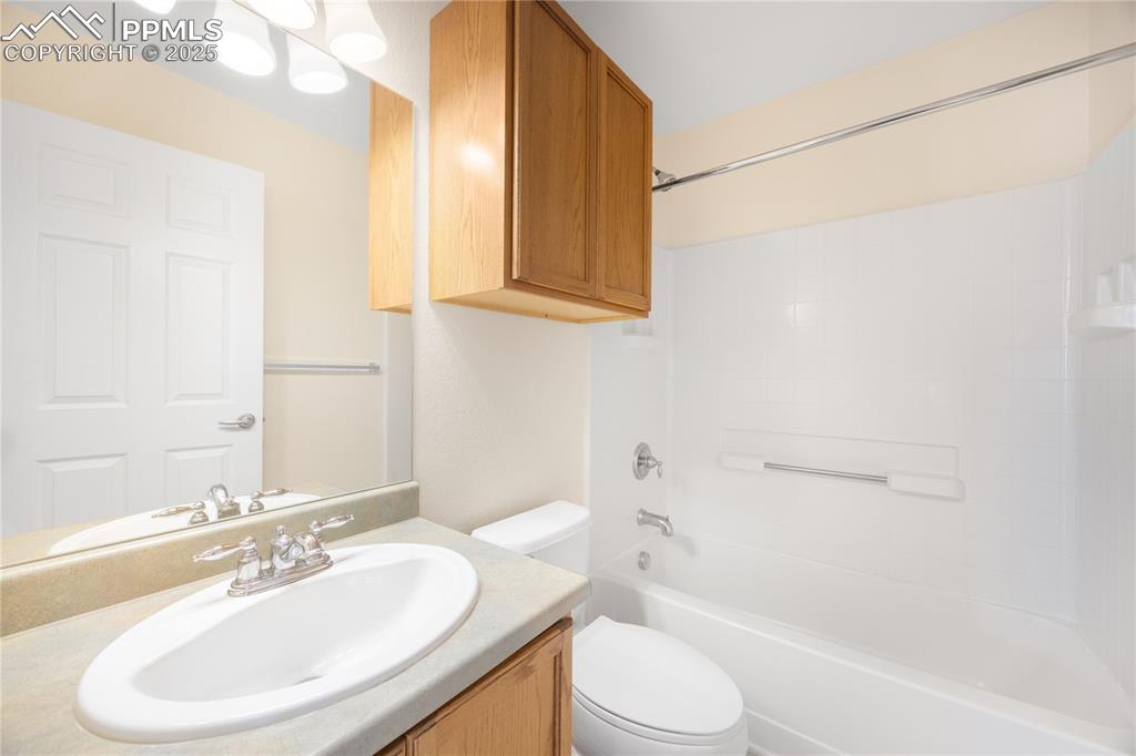 Image 20 of 25: Full bath - upper level