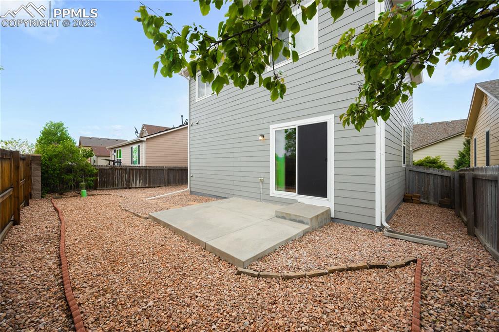 Image 23 of 25: Fully fenced yard