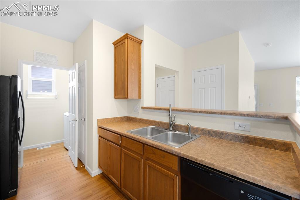 Image 6 of 25: Breakfast bar for barstool seating