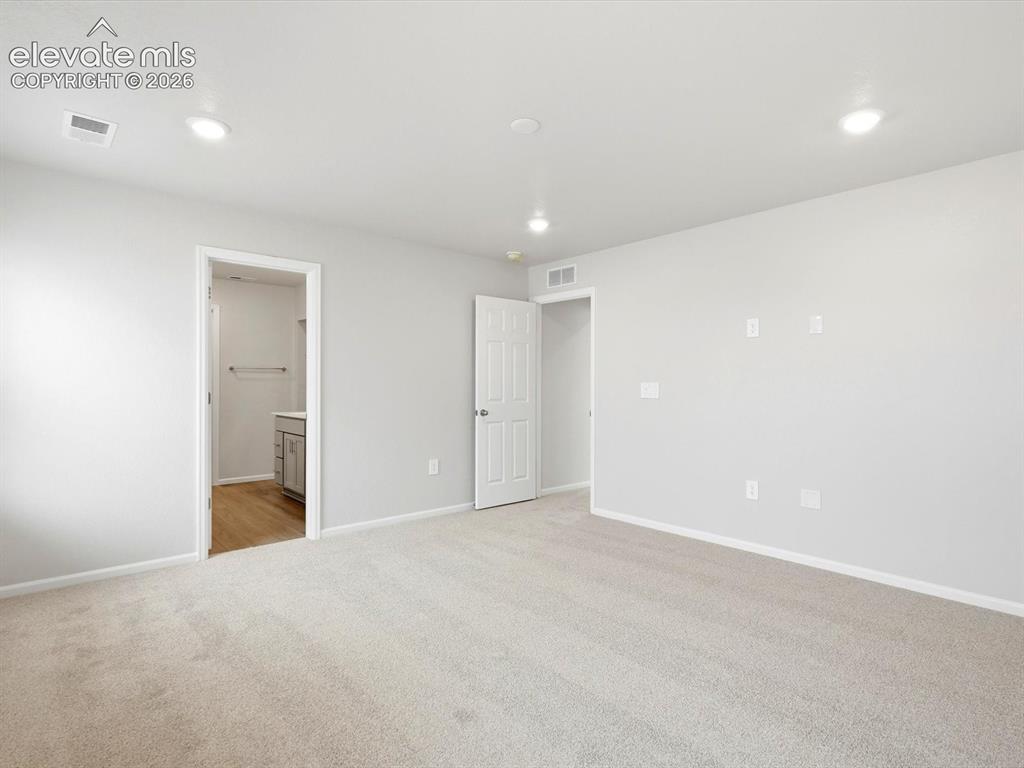 Image 17 of 27: Bedroom