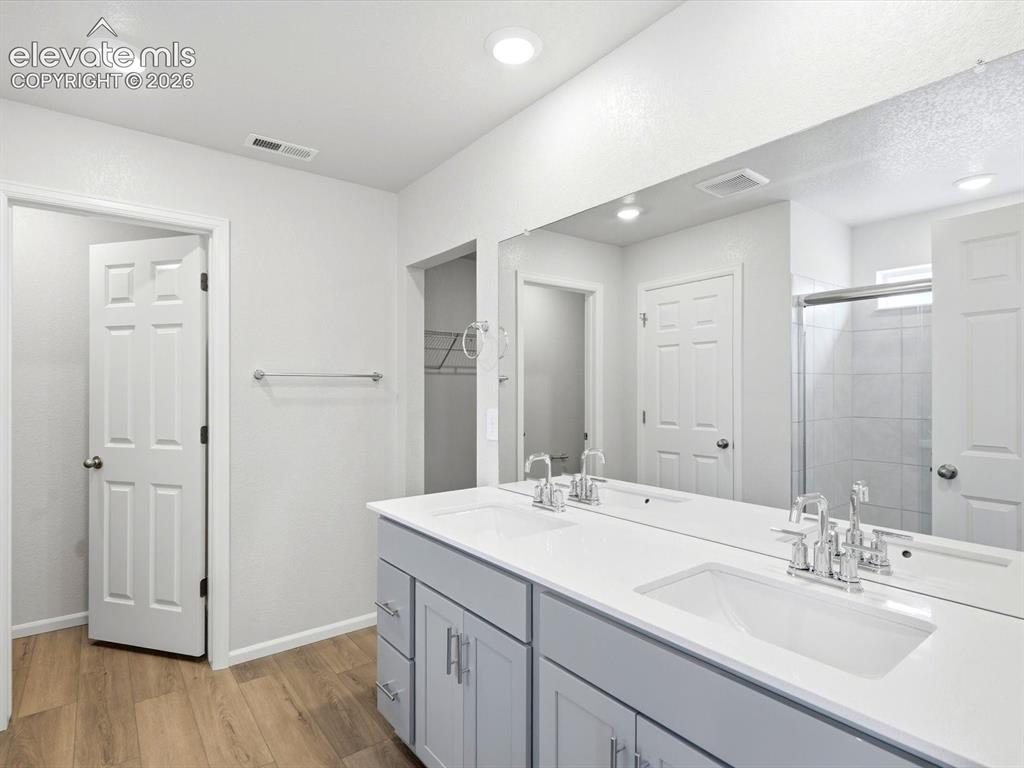 Image 18 of 27: Bathroom