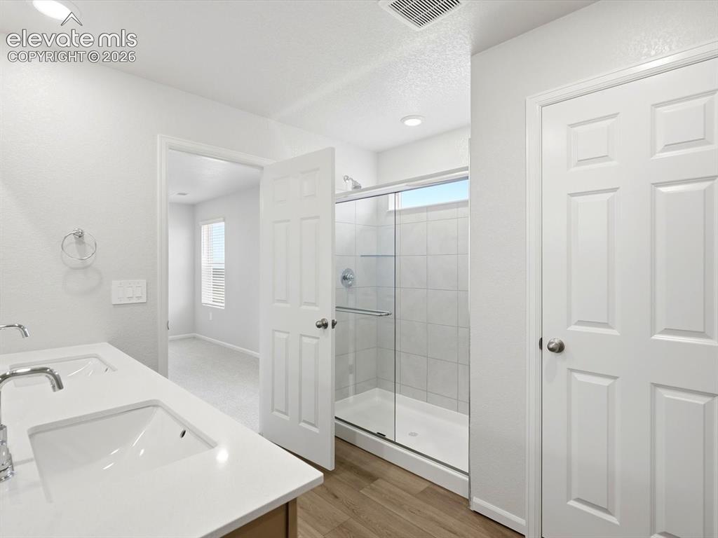 Image 19 of 27: Bathroom