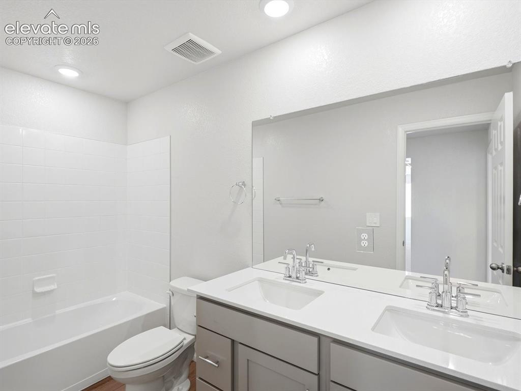 Image 24 of 27: Bathroom
