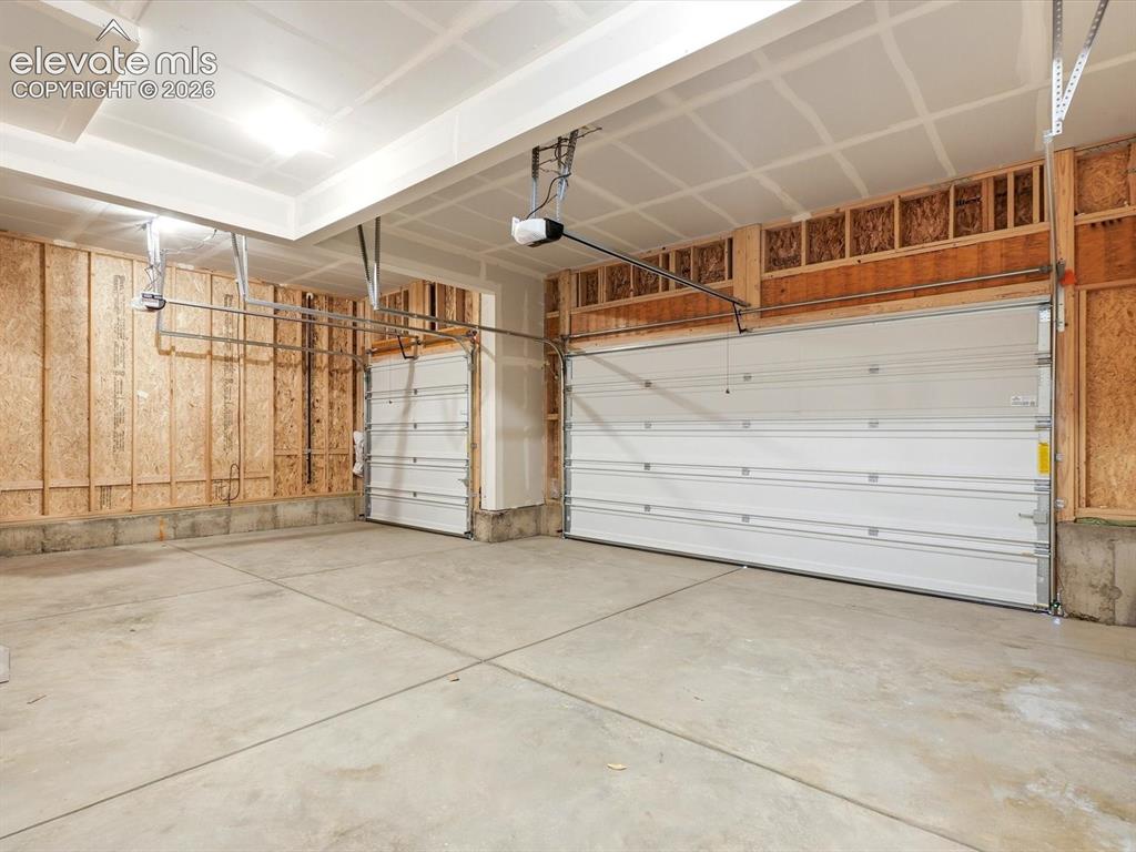 Image 27 of 27: Garage