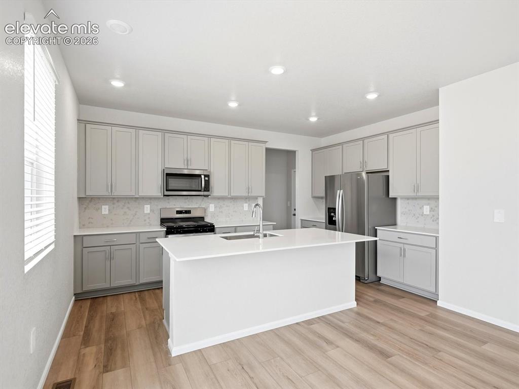 Image 7 of 27: Kitchen