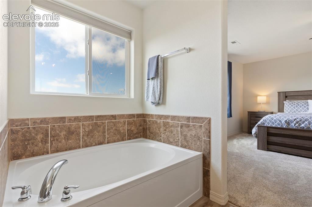 Image 15 of 30: Bathroom