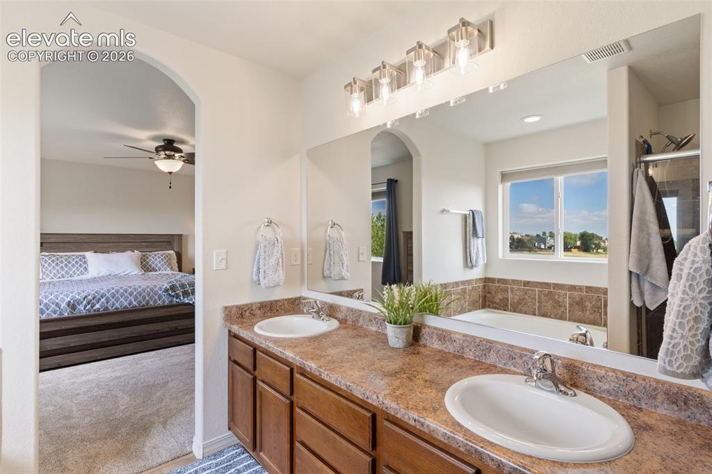 Image 16 of 30: Bathroom