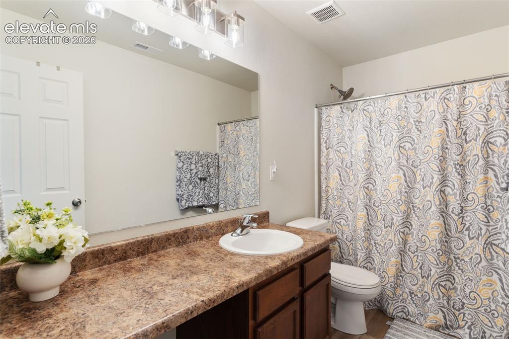 Image 20 of 30: Bathroom