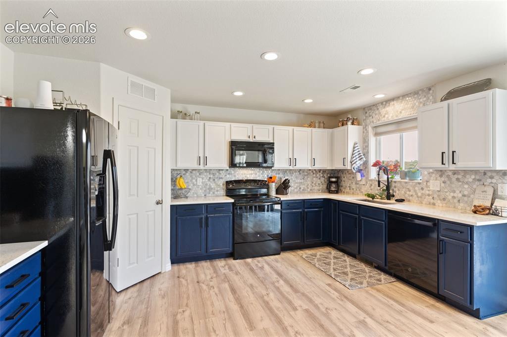 Image 5 of 30: Kitchen